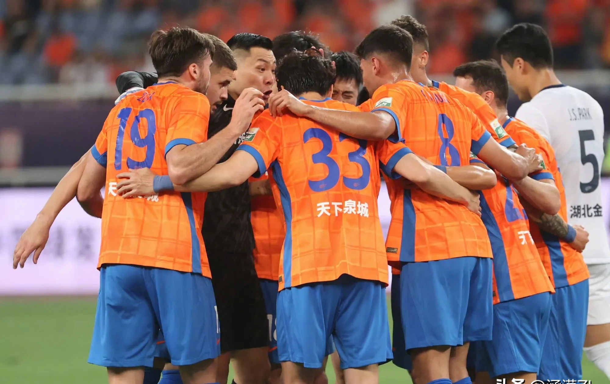 爱游戏客服-刚刚!赛前山东男篮迎来里程碑今晨山东泰山手感冰凉,今晚阿贾克斯远射贴柱的简单介绍